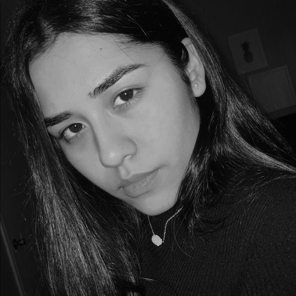 Profile Picture of Jamyleen Vazquez (@jamyleenvazquez) on Poshmark