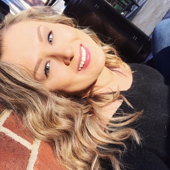 Profile Picture of Alexus Albertson (@lexial) on Poshmark