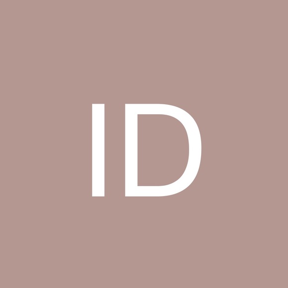 Profile Picture of Iris Davis (@irisdavis180) on Poshmark