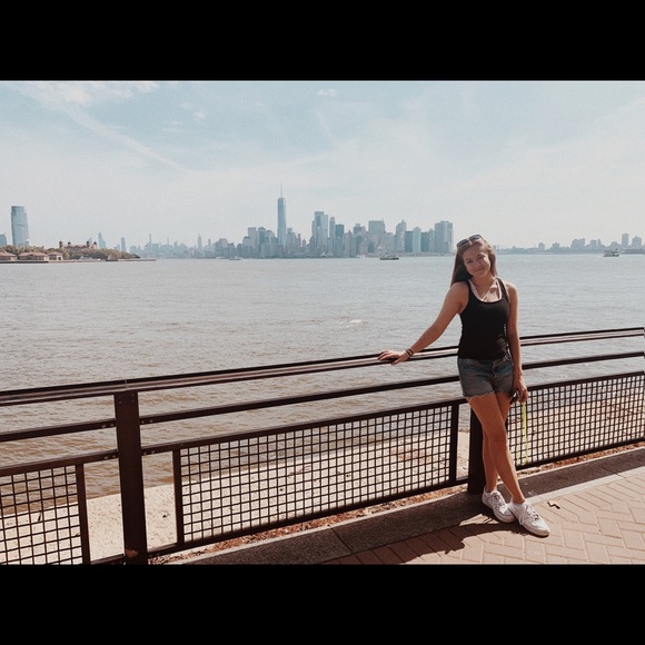 Profile Picture of Danielle Jaffe (@danipwrrr) on Poshmark