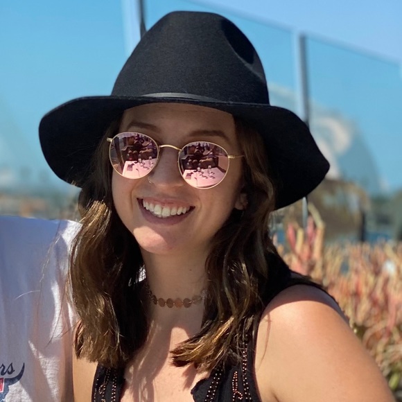 Profile Picture of Lindsey Pedroncelli (@l_pedroncelli) on Poshmark