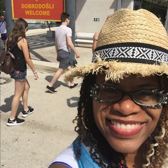 Profile Picture of Velica Steadman (@velicad) on Poshmark