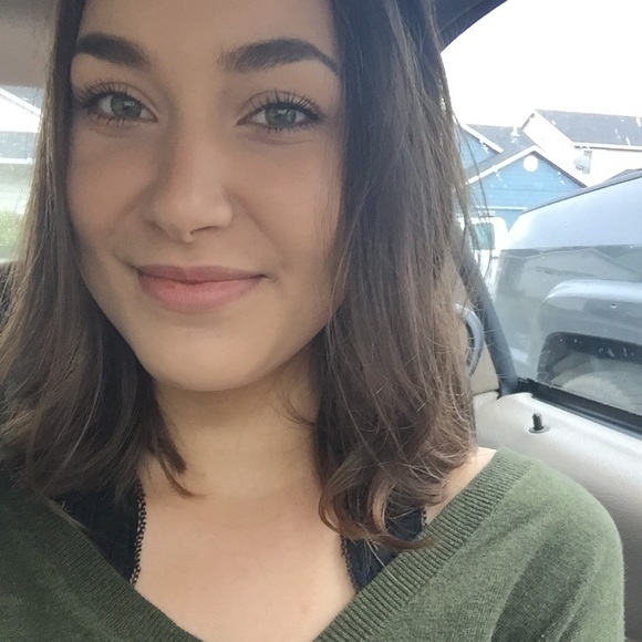 Profile Picture of Olivia Ledeboer (@oliviamariele) on Poshmark