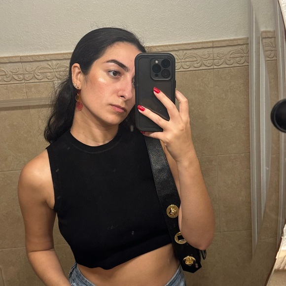 Profile Picture of Amanda Pou (@amandaapou) on Poshmark