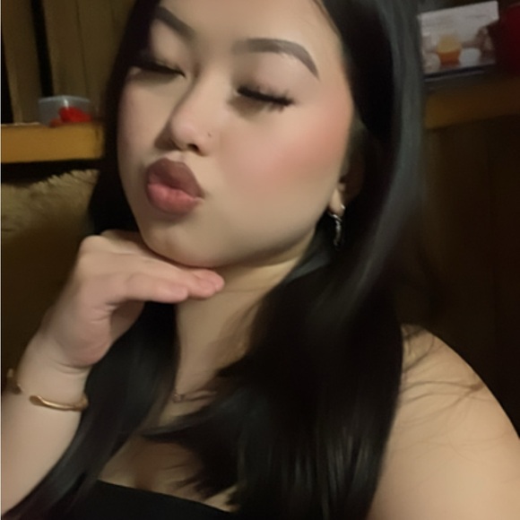 Profile Picture of Alexis Cheng (@2brezzy_lexis) on Poshmark