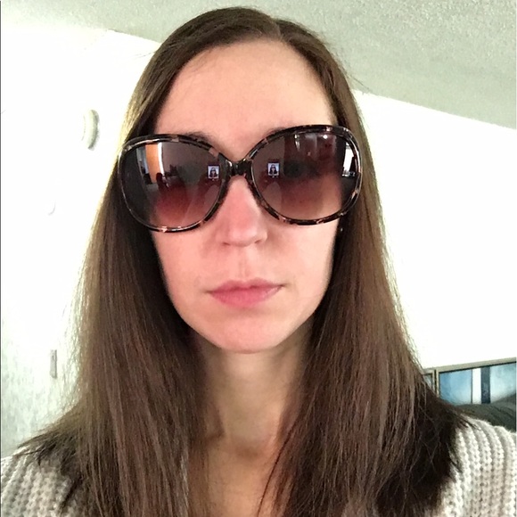 Profile Picture of Kara Barron (@kharis) on Poshmark