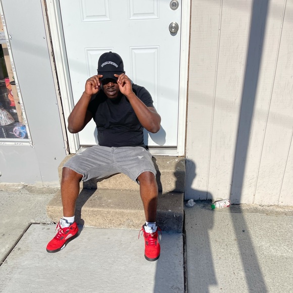 Profile Picture of Alando Brown (@blizzybangit) on Poshmark