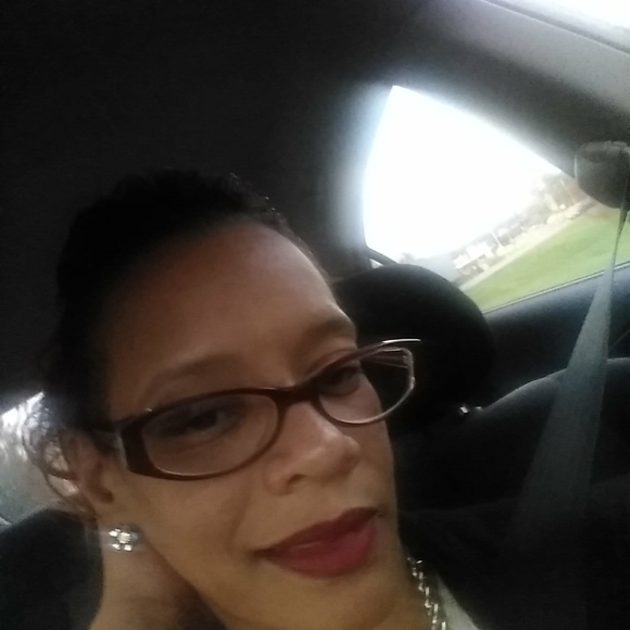 Profile Picture of Bianca Velez (@jayabianca) on Poshmark