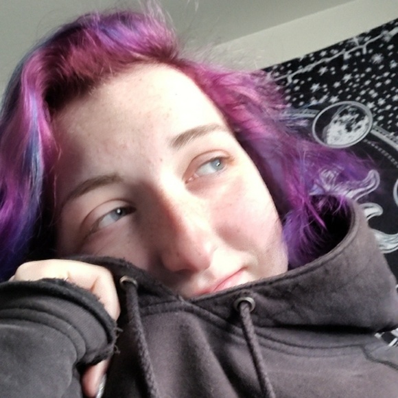 Profile Picture of Blair Hansen (@moonflower_03) on Poshmark