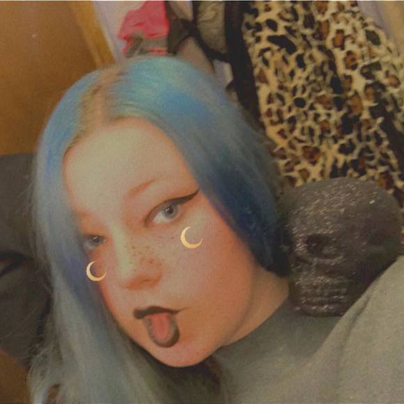 Profile Picture of Cadence Weaver (@cadenceweaver) on Poshmark