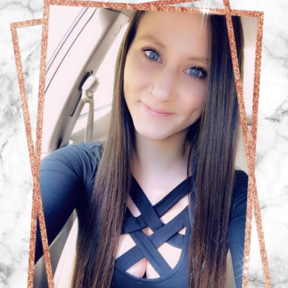 Profile Picture of Layna Engel (@laynaengel) on Poshmark