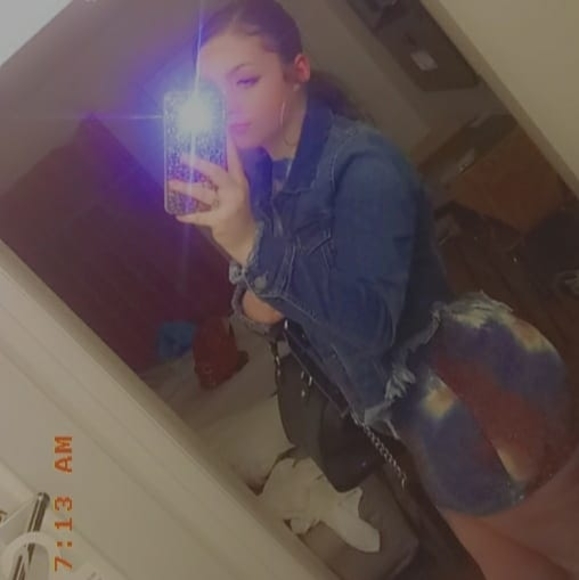 Profile Picture of Briana Laidler (@21beasty) on Poshmark