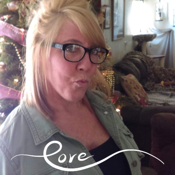 Profile Picture of Aimee Webb (@amyweb2000) on Poshmark