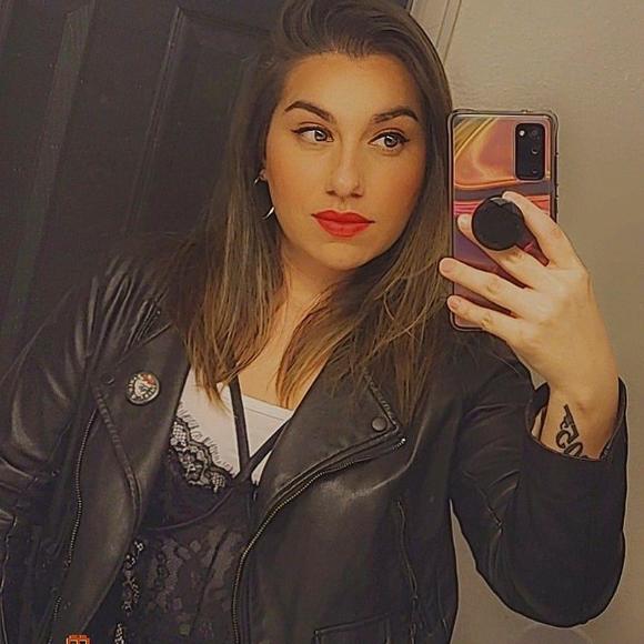 Profile Picture of Aja Ramos (@ajarmr) on Poshmark