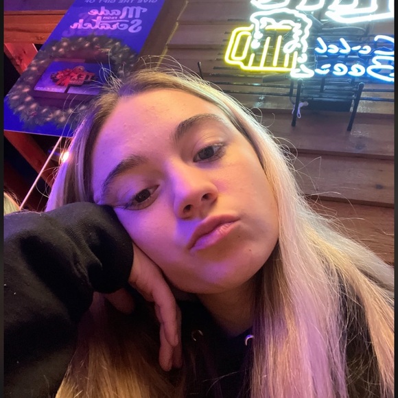 Profile Picture of Bea Davis (@beadavis828) on Poshmark