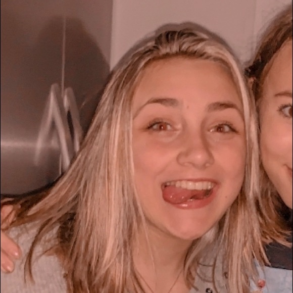 Profile Picture of Emma Sorey (@emmasoreyy) on Poshmark