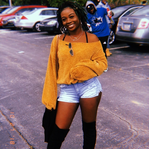 Profile Picture of Mellitta Horton (@queenleets) on Poshmark