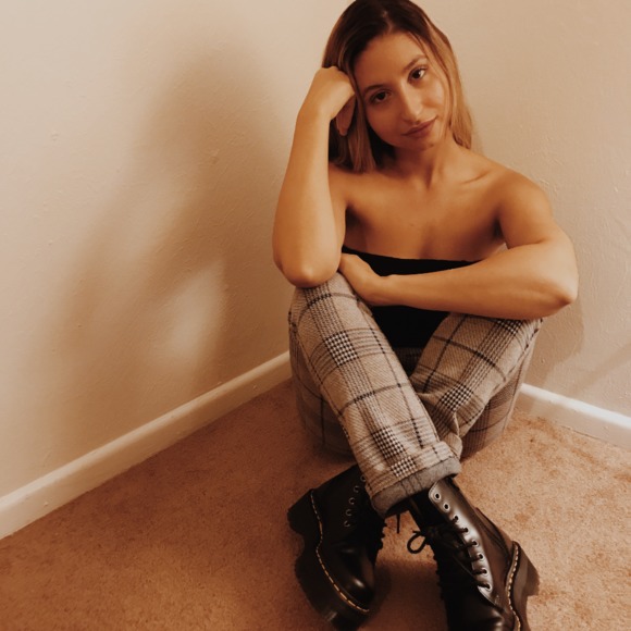 Profile Picture of Vanessa Klopmeyer (@vanessa_karyne) on Poshmark