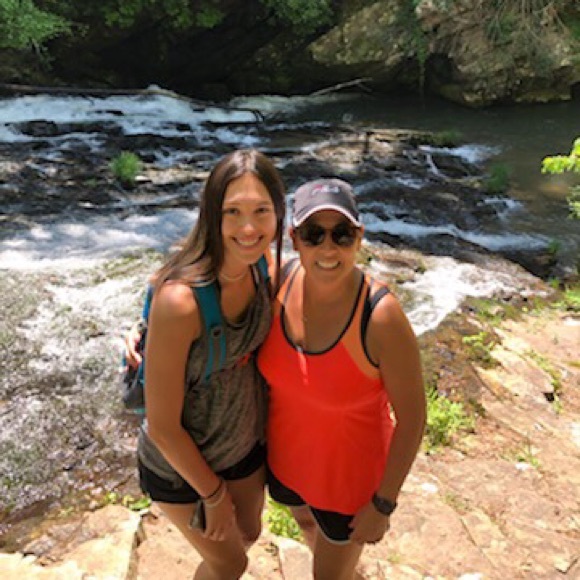 Profile Picture of Oliva Lonas (@olivia_lonas) on Poshmark