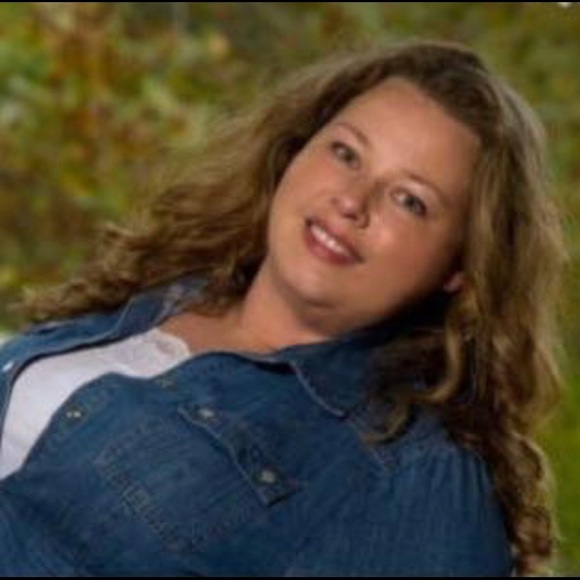 Profile Picture of Renee Britton (@r_britton) on Poshmark