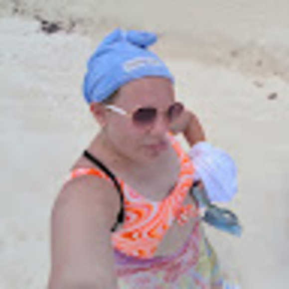 Profile Picture of Elizabeth Massingham (@lizmass08) on Poshmark