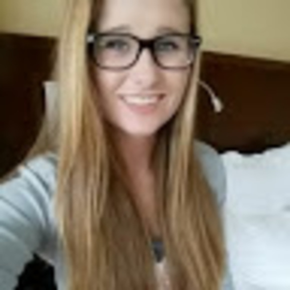 Profile Picture of Nikki Schacher (@nikkischacher) on Poshmark