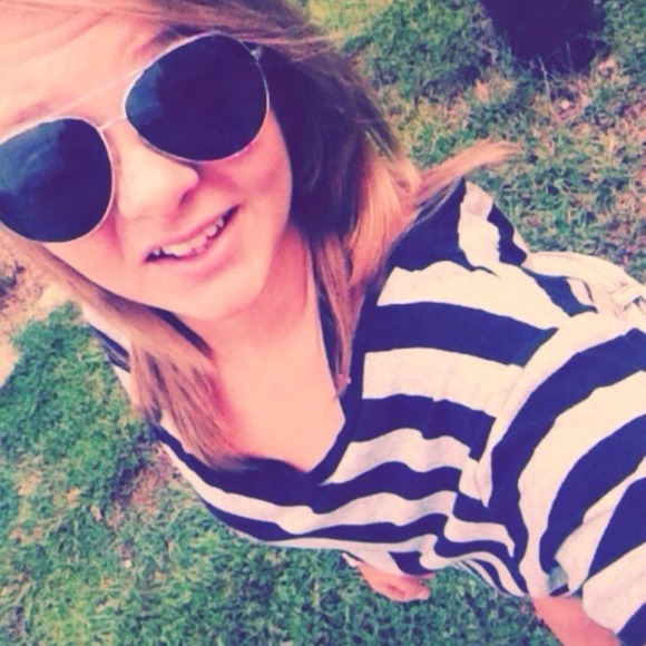 Profile Picture of Kari Rust (@kariannie126) on Poshmark