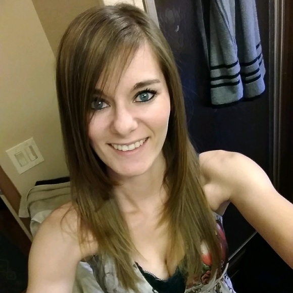 Profile Picture of Haley Halverson (@haley_halverson) on Poshmark