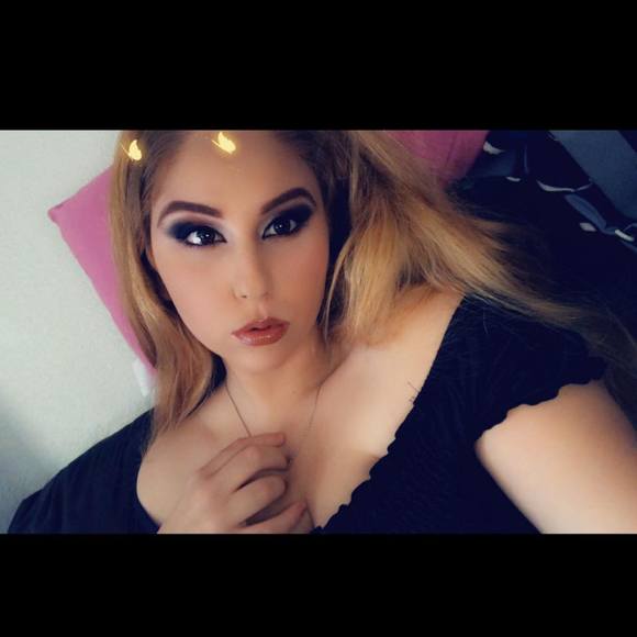 Profile Picture of Amanda Bartolini (@lollypop_cutie1) on Poshmark