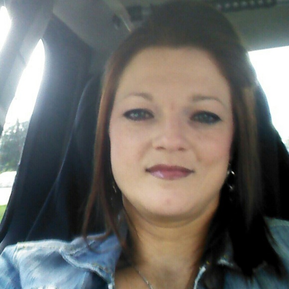 Profile Picture of April Huffty (@aprilech) on Poshmark