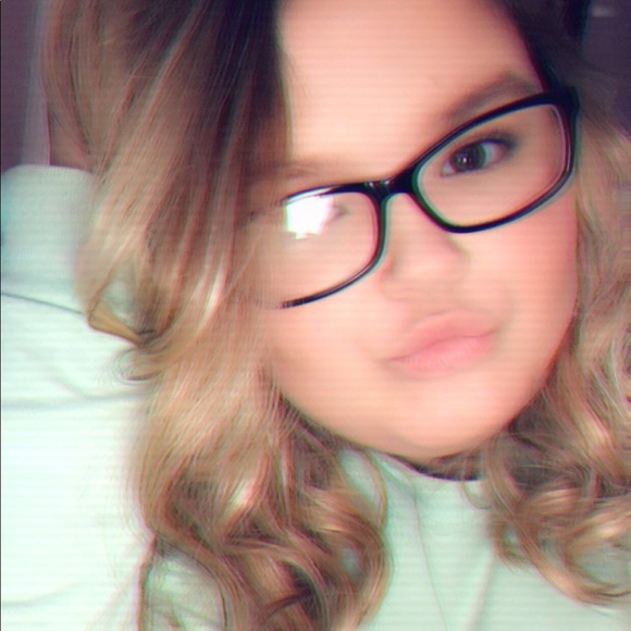 Profile Picture of Cassidy Bates (@nicole_bates98) on Poshmark