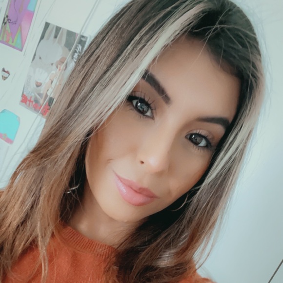 Profile Picture of Daniella Avila (@dani_av) on Poshmark