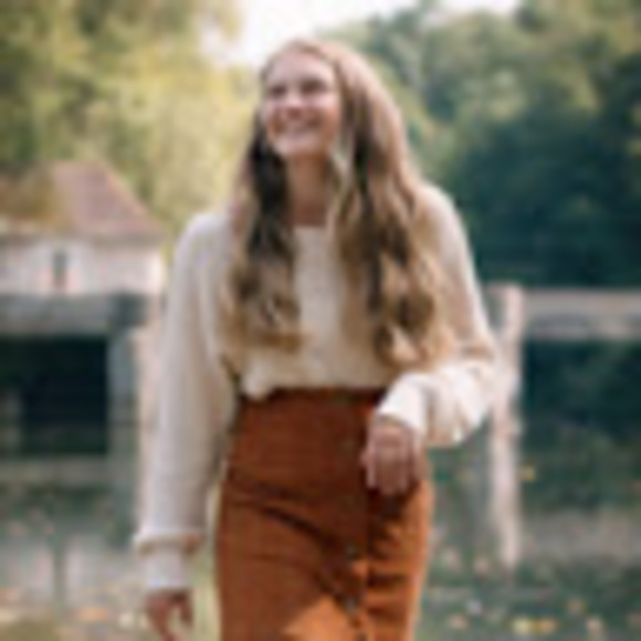 Profile Picture of Meredith Groves (@meredithgroves) on Poshmark