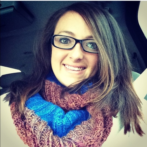 Profile Picture of Shania Johnson (@shaniajohnson) on Poshmark