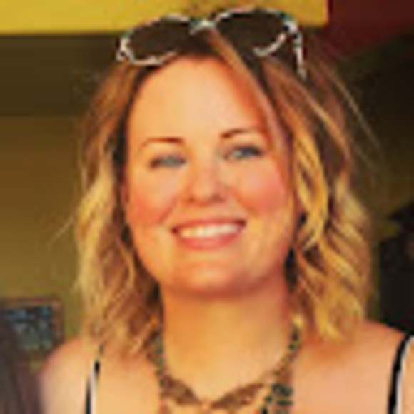 Profile Picture of Elizabeth Lowham (@superplastik) on Poshmark