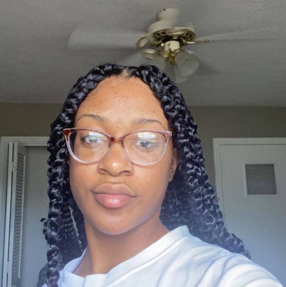Profile Picture of Davesia Gordon (@davesia01) on Poshmark