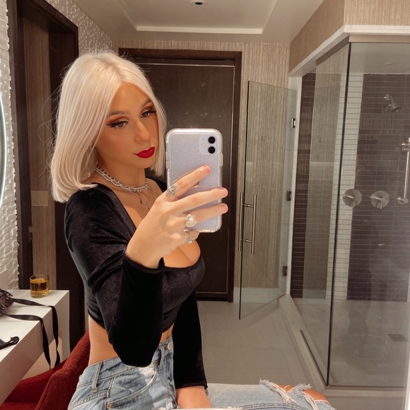 Profile Picture of Zoe Consagra (@zoeconsagra13) on Poshmark