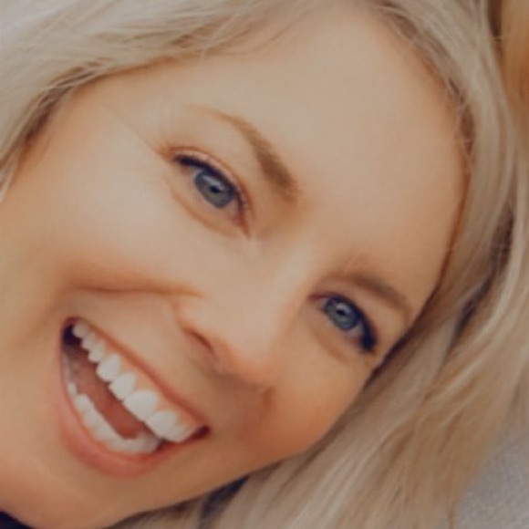 Profile Picture of Kelly Bottone (@kellybottone) on Poshmark