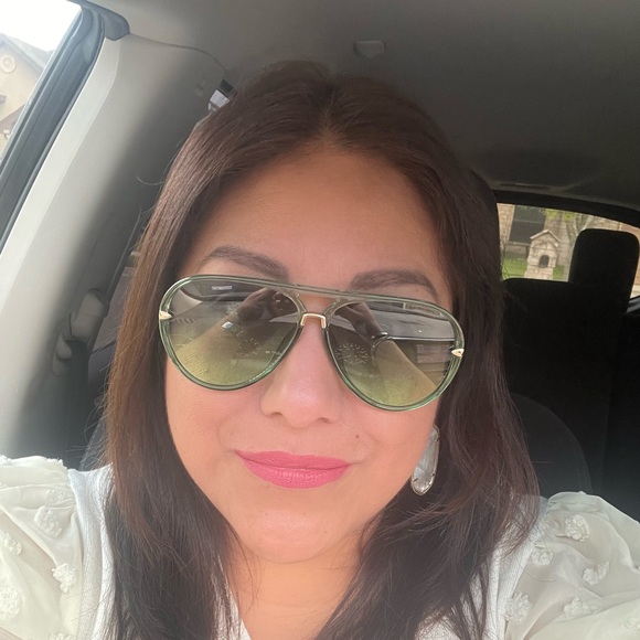 Profile Picture of Elizabeth Vega (@elizabethv5) on Poshmark