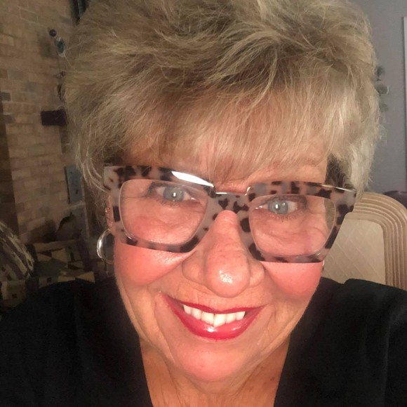 Profile Picture of Diane Benson (@dbenson7188) on Poshmark