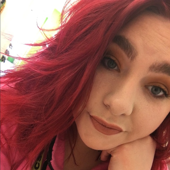 Profile Picture of Johnna Cozza (@johnnamarieexo) on Poshmark