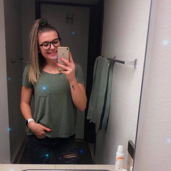 Profile Picture of Caitlyn Johnson (@caitlyn_oxo) on Poshmark