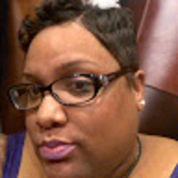Profile Picture of Amber Buster (@amberb090886) on Poshmark