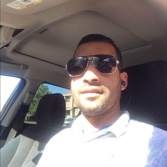 Profile Picture of Eimar Povea (@eimarp) on Poshmark
