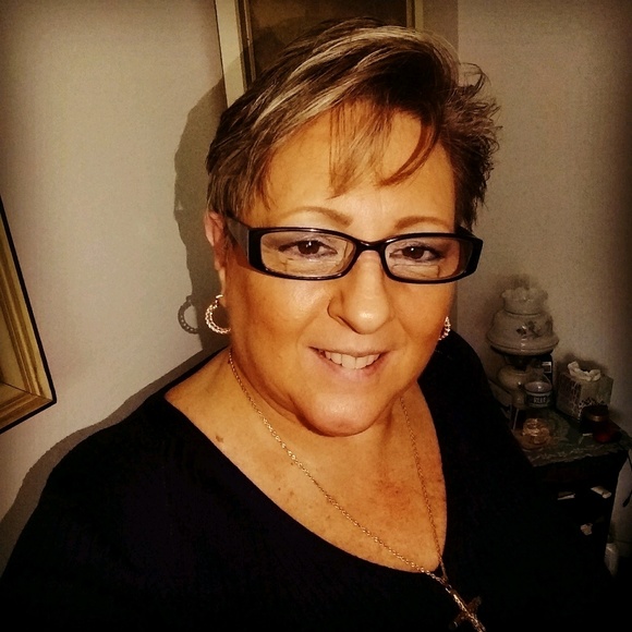 Profile Picture of Amelia Seaton (@amelia1008) on Poshmark