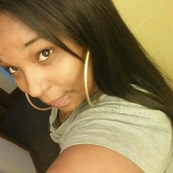 Profile Picture of Robbie Newton (@beautifulmama_) on Poshmark