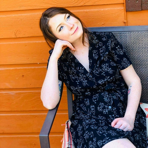 Profile Picture of Monica Olivarius (@ohmyglobcloth) on Poshmark