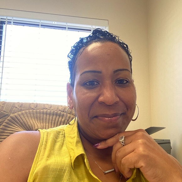 Profile Picture of Tomasina Dewalt (@tldewalt69) on Poshmark