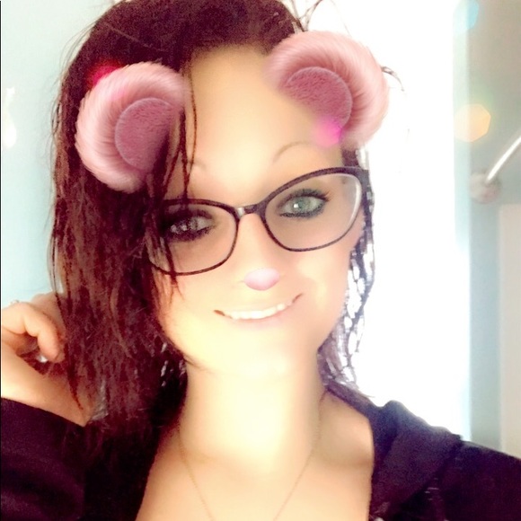 Profile Picture of Justine Neumann (@justinen25) on Poshmark