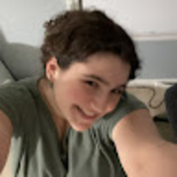 Profile Picture of Elaine Braunshweiger (@elbrsun) on Poshmark